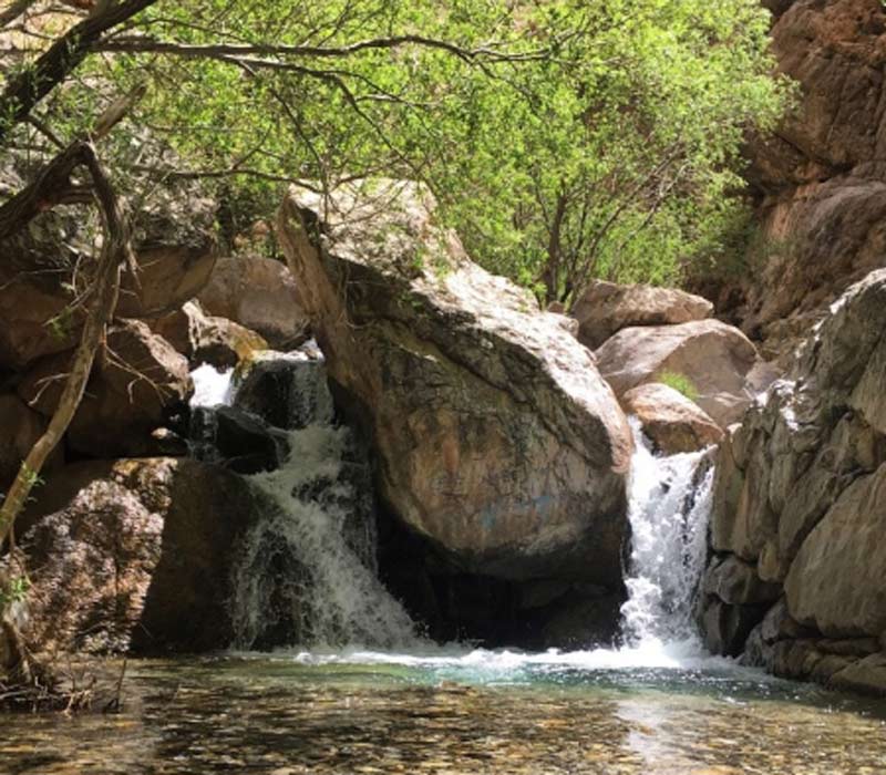 طبیعت زیبا و آبشار سکنج در نزدیکی روستای سکنج