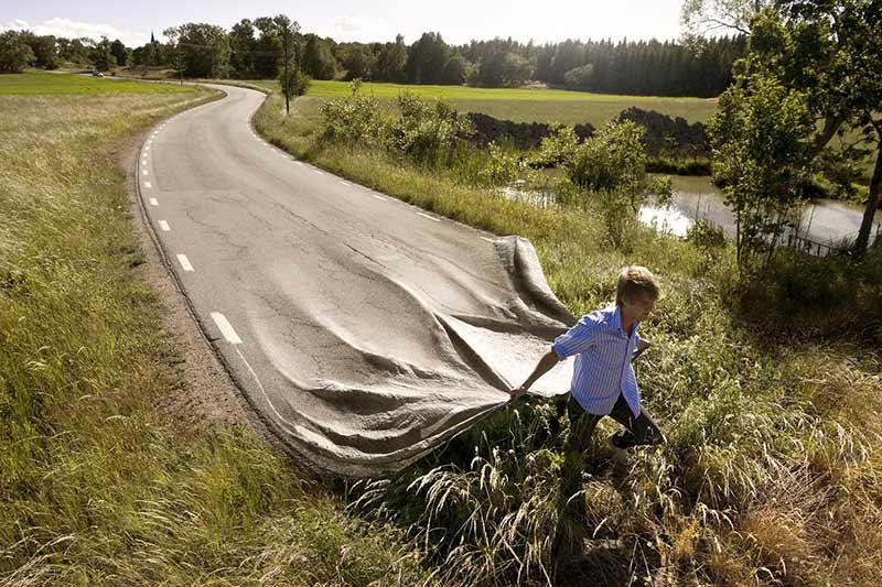 عکس سورئال جاده خودت را بساز اثر Erik Johansson