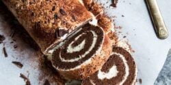 طرز تهیه رول شکلاتی با طعم شیرینی و عالی