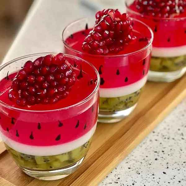 طرز تهيه ژله چرا ژله سفت نميشه با ژله آسيب ديده چكار كنيم ژله دو رنگ طرز تهيه ژله ساده ژله چقدر ببنده ژله چقدر باشه در یخچال می ماند، ژله را چگونه درست کنیم، چه ظرفی ژله درست کنیم