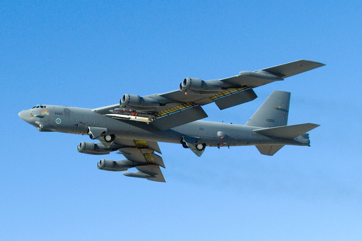 B-52 Stratofortress چند بمب و موشک حمل می کند؟