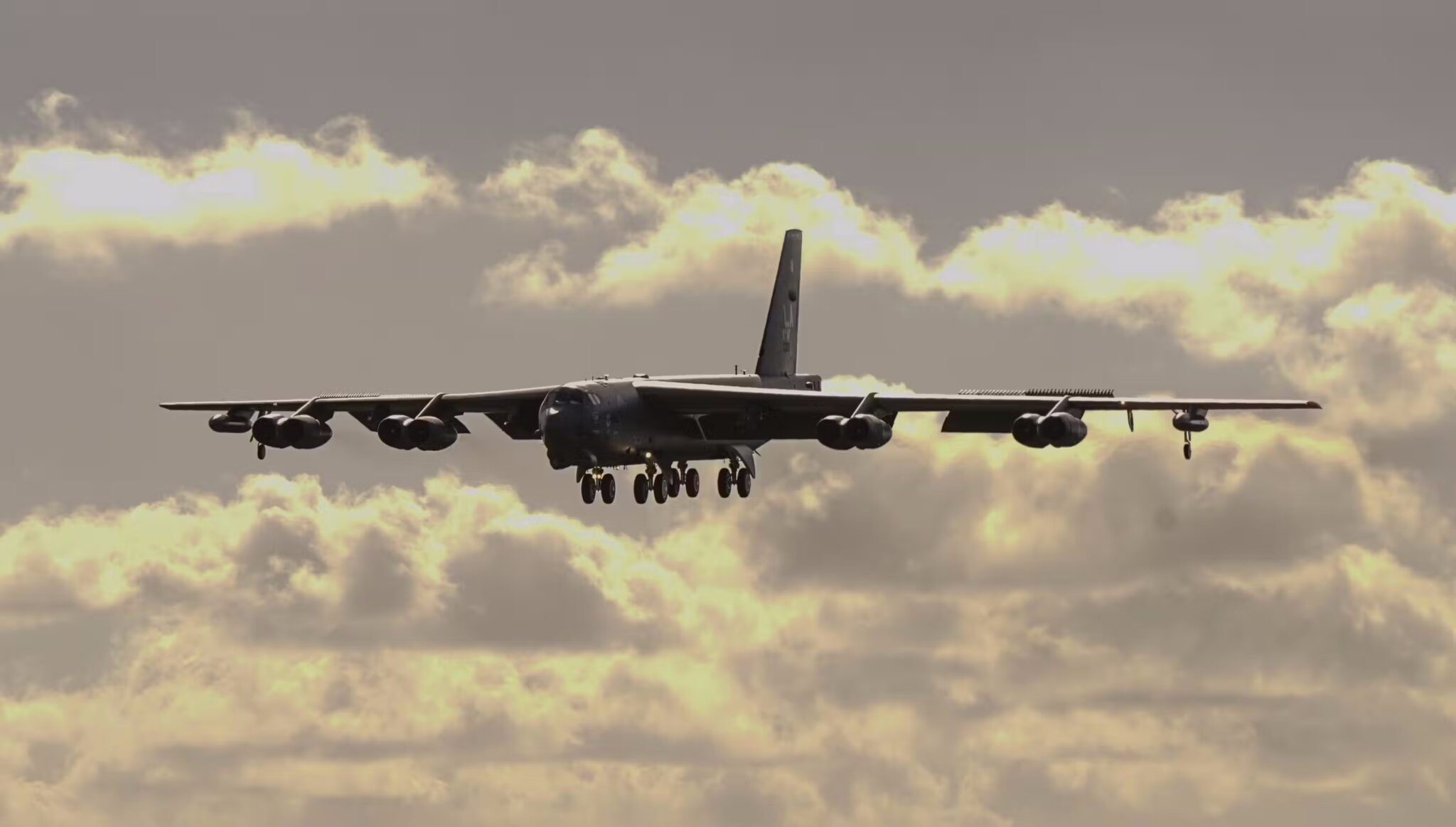 B-52 Stratofortress چند بمب و موشک حمل می کند؟