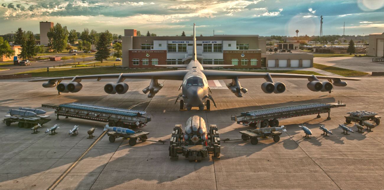 B-52 Stratofortress چند بمب و موشک حمل می کند؟