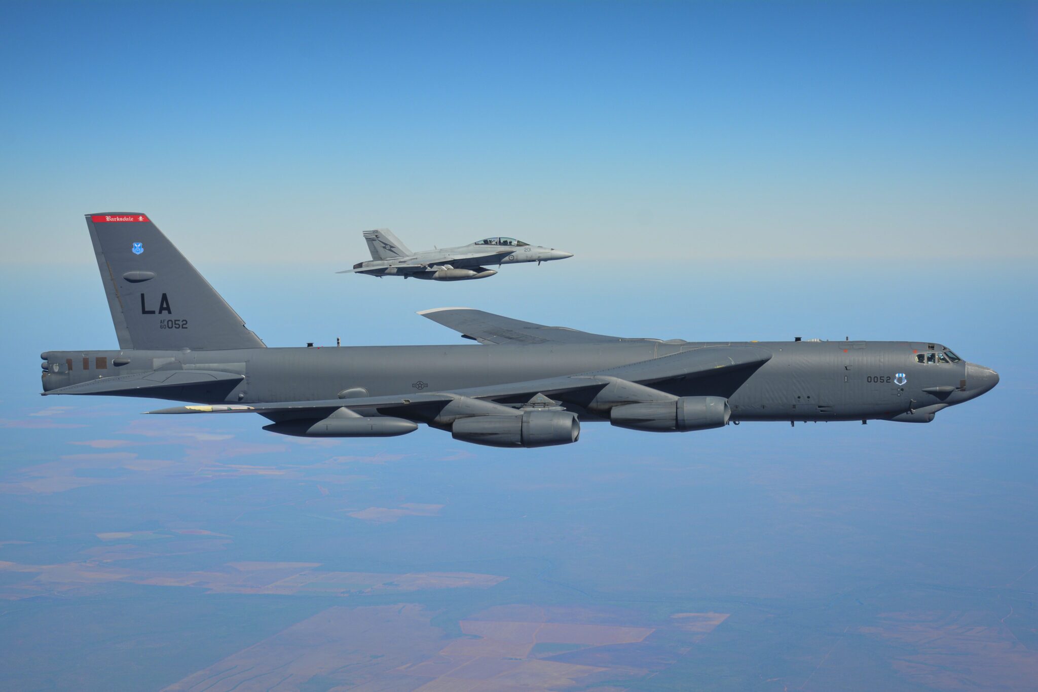 B-52 Stratofortress چند بمب و موشک حمل می کند؟