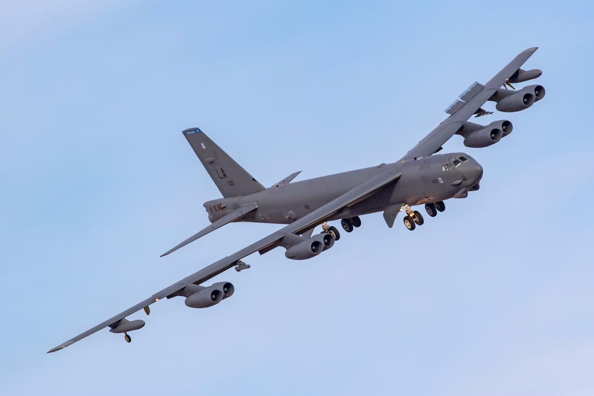 B-52 Stratofortress چند بمب و موشک حمل می کند؟