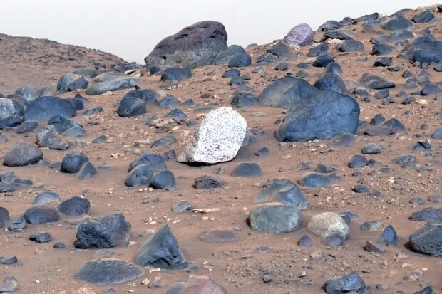 (تصویر) کشف جالب مریخ نورد استقامت این سنگ با بقیه متفاوت است