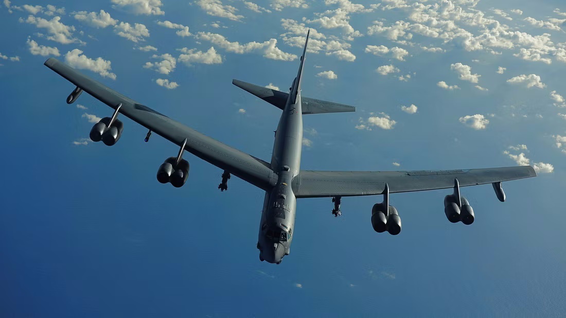 چرا بمب افکن استراتژیک B-52 Stratofortress تنها هواپیمای دارای هشت موتور است؟