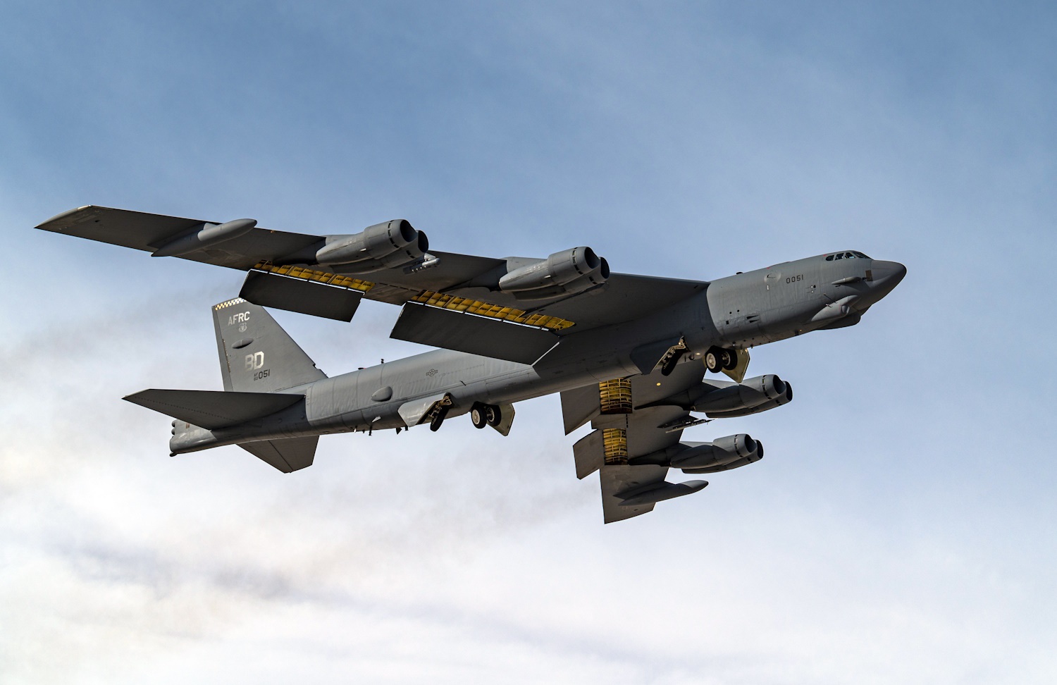 چرا بمب افکن استراتژیک B-52 Stratofortress تنها هواپیمای دارای هشت موتور است؟